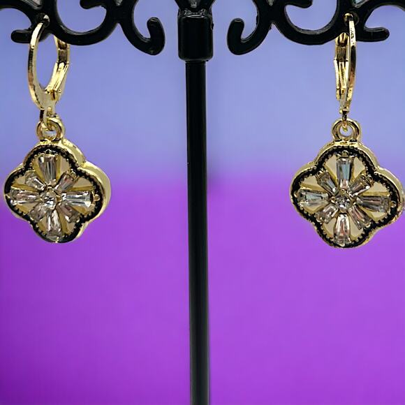 NWOT! 4 Leaf Clover Crystal Gold-Tone Dangle 1 1/8" Earrings! - Picture 1 of 8